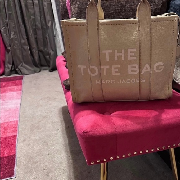 Marc Jacobs Medium Leather Tote
Color : Camel
NEXT DAY SHIPPING AVAILABLE! - Picture 1 of 4